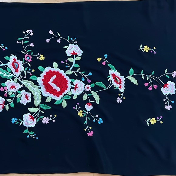 🏴💐100% Silk Shawl Floral Embroidered by Sue Wong | Black | 51”x18” + Fringe - Picture 10 of 17